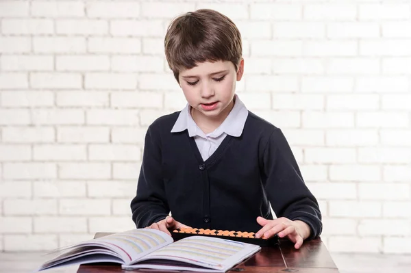 Retrato del niño de primaria usando aritmética mental de ábaco . —  Fotos de Stock