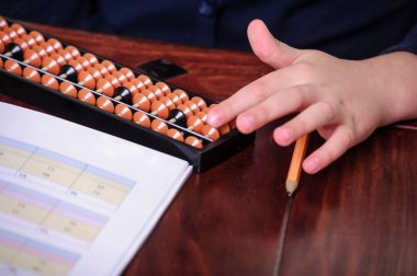 Abaküs çocuğun el ile resmi