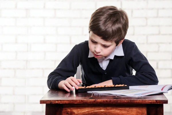 Ritratto del ragazzo della scuola primaria con aritmetica mentale abaco . — Foto Stock