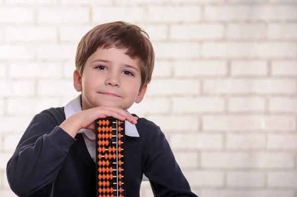 Портрет хлопчика початкової школи з використанням психічної арифметики . — стокове фото