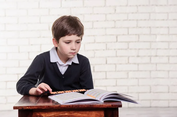 Ritratto del ragazzo della scuola primaria con aritmetica mentale abaco . — Foto Stock