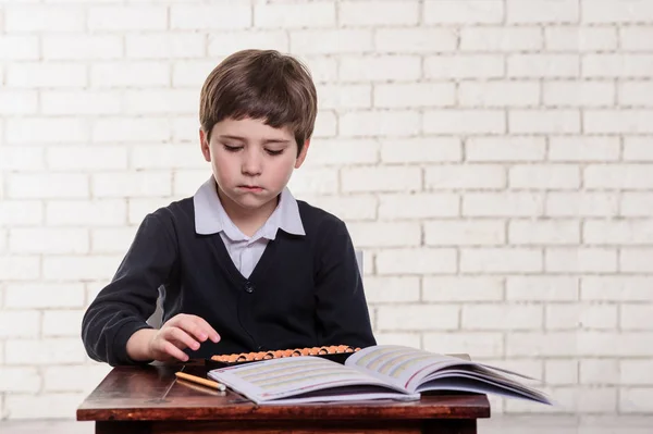 Ritratto del ragazzo della scuola primaria con aritmetica mentale abaco . — Foto Stock