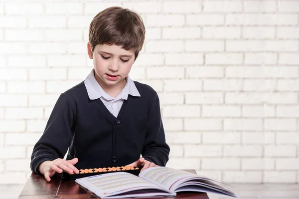 Ritratto del ragazzo della scuola primaria con aritmetica mentale abaco . — Foto Stock