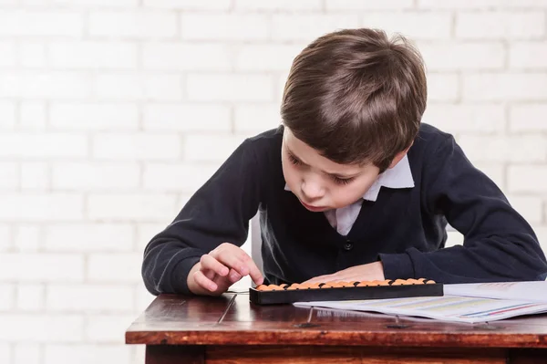 Ritratto del ragazzo della scuola primaria con aritmetica mentale abaco . — Foto Stock