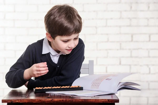 Ritratto del ragazzo della scuola primaria con aritmetica mentale abaco . — Foto Stock