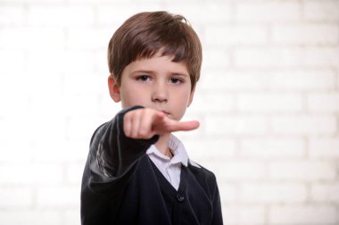 Mutlu İlköğretim Okulu çocuk seni parmağıyla işaret ediyor.