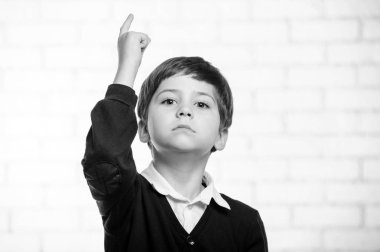 Ciddi İlköğretim Okulu çocuk seni parmağıyla işaret ediyor