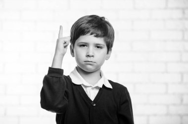 Ciddi İlköğretim Okulu çocuk seni parmağıyla işaret ediyor