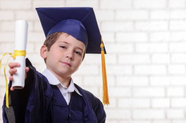 İlköğretim Okulu Çocuk Kupası ve diploma ile poz elbisesi