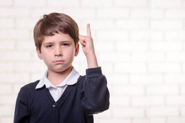 Ciddi İlköğretim Okulu çocuk seni parmağıyla işaret ediyor