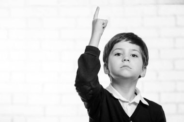 Ciddi İlköğretim Okulu çocuk seni siyah beyaz parmağıyla işaret ediyor