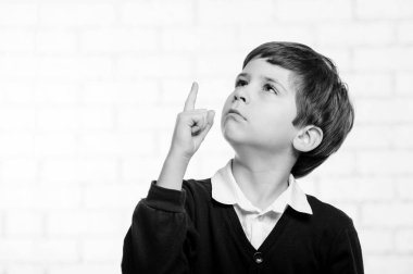 Ciddi İlköğretim Okulu çocuk seni siyah beyaz parmağıyla işaret ediyor