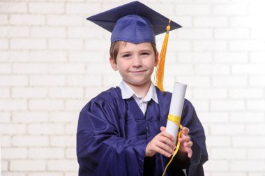 İlköğretim Okulu Çocuk Kupası ve diploma ile poz elbisesi.