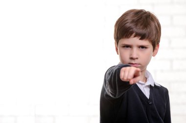 Ciddi İlköğretim Okulu çocuk seni parmağıyla işaret ediyor