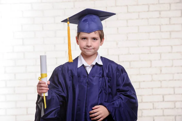 Általános iskolás fiú ruha jelentenek az oklevél és kupa. — Stock Fotó