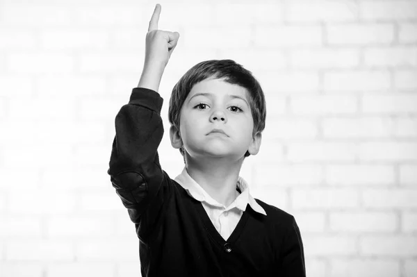 Menino sério da escola primária aponta para você com o dedo — Fotografia de Stock