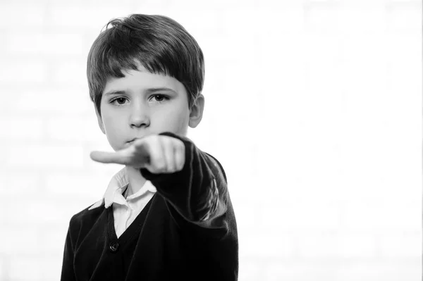 Ernstige basisschool jongen wijst u met zijn vinger — Stockfoto