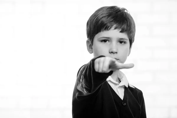 Menino sério da escola primária aponta para você com o dedo — Fotografia de Stock