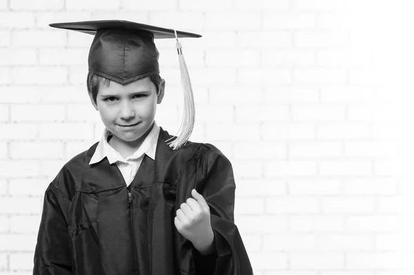 Menino da escola primária em copo e vestido faz sinal "sim " — Fotografia de Stock