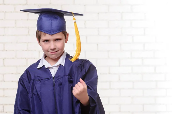 Grundschüler in Tasse und Kleid macht Zeichen "Ja"" — Stockfoto