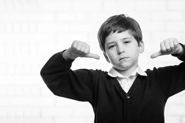 Bild av grundskola pojke med tummen mitten — Stockfoto