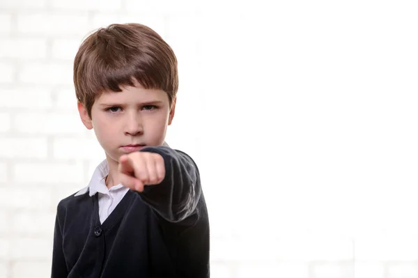 Glad grundskola pojke pekar du med fingret — Stockfoto