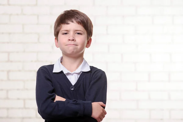 Gros plan portrait de mignon et triste garçon européen — Photo