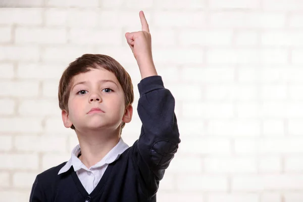 Menino sério da escola primária aponta para você com o dedo — Fotografia de Stock