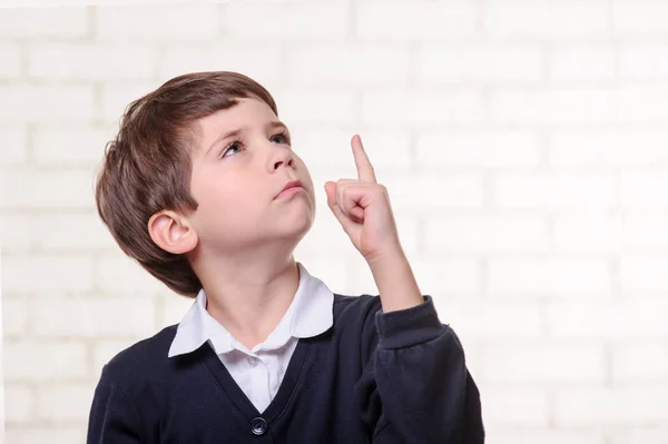 Chłopiec poważne Szkoła podstawowa wskazuje palcem — Zdjęcie stockowe