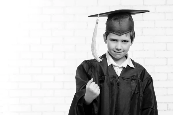 Általános iskolás fiú kupa és a ruha teszi a jel "igen" — Stock Fotó