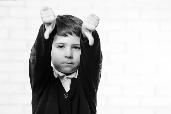 Imagen del niño de primaria con los pulgares abajo —  Fotos de Stock