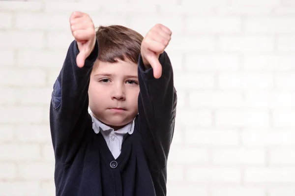 Imagen del niño de primaria con los pulgares abajo — Foto de Stock