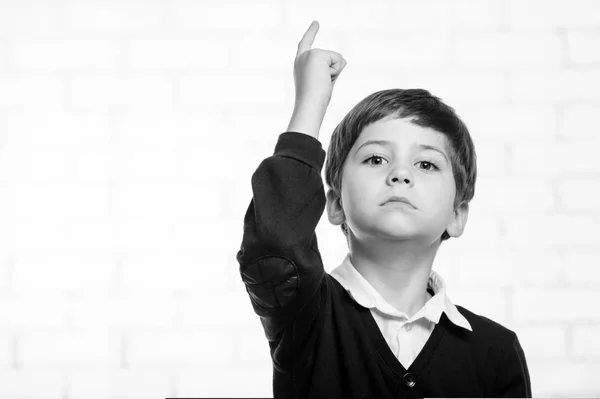 Grave scuola primaria ragazzo punti a voi con il dito in bianco e nero — Foto Stock