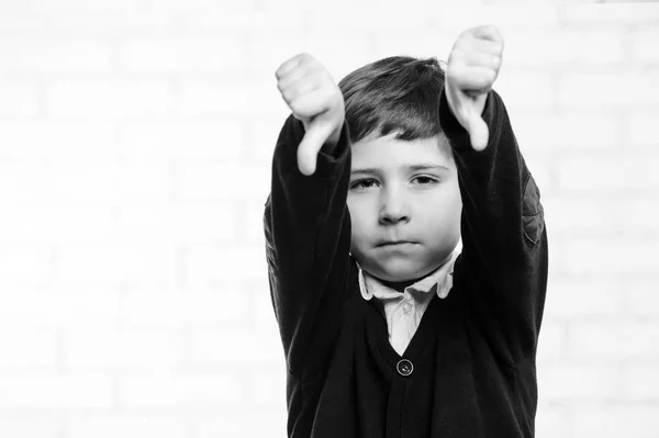 Bild av grundskola pojke med tummen ner — Stockfoto