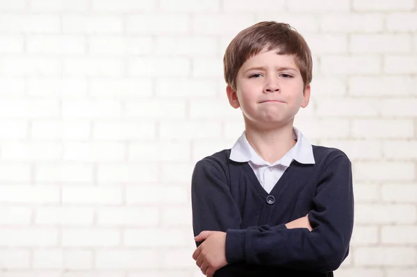 Gros plan portrait de mignon et triste garçon européen — Photo