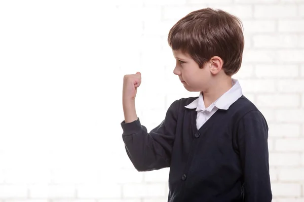 Menino da escola primária faz sinal "sim" com o punho . — Fotografia de Stock