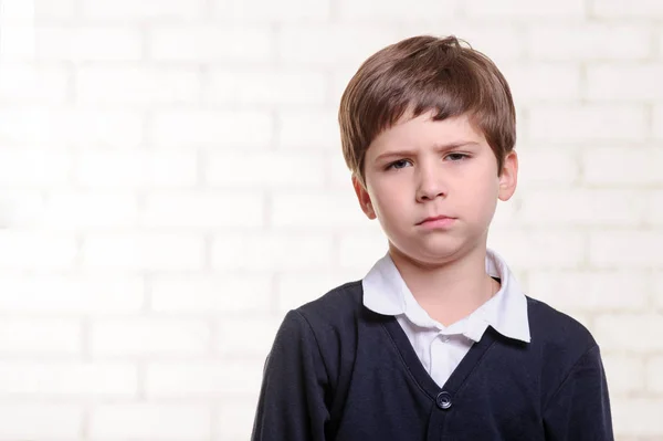 Retrato de menino escola triste primária — Fotografia de Stock