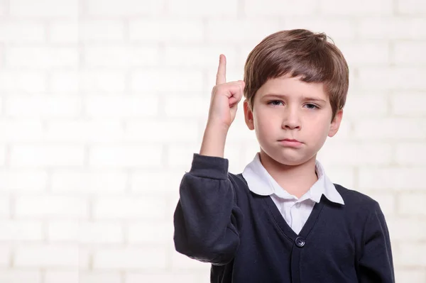 Allvarlig grundskola pojke pekar du med fingret — Stockfoto