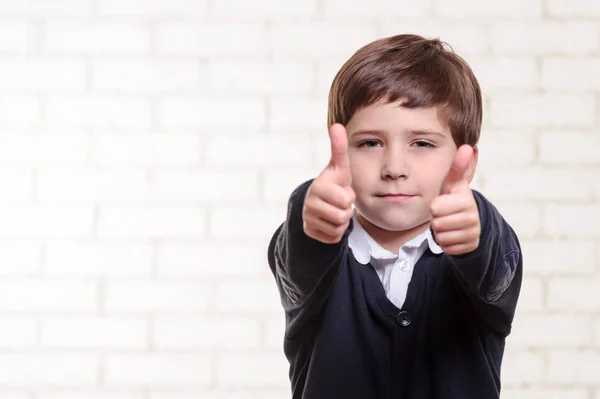 Фотография мальчика начальной школы с большими пальцами вверх — стоковое фото