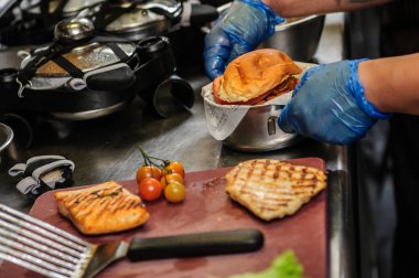 Chiefs eller otomatik Restoran tencerelerde gıda ambalaj.