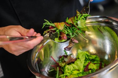 Şef'in eller Salat kapta yapma.