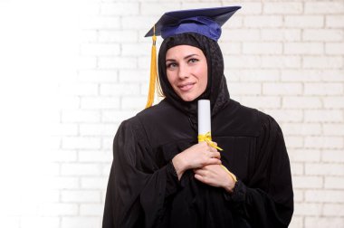 Mutlu lisansüstü Müslüman öğrenci diploma kapalı ile.