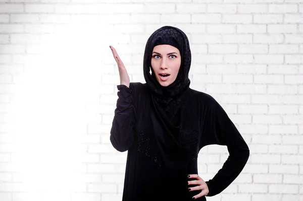 Junge arabische Frau in traditioneller arabischer Kleidung. — Stockfoto