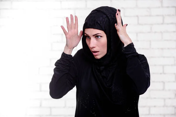 Junge arabische Frau in traditioneller arabischer Kleidung. — Stockfoto