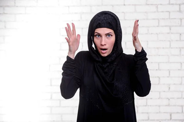 Молода арабська жінка одягнена в традиційну арабську сукню . — стокове фото