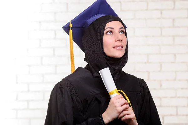 Mutlu lisansüstü Müslüman öğrenci diploma kapalı ile. — Stok fotoğraf