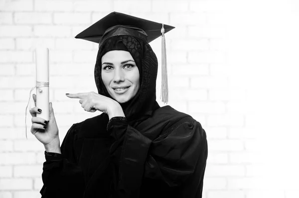 Junge arabische Frau in traditioneller arabischer Kleidung posiert drinnen. — Stockfoto