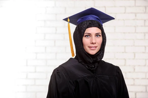 Glücklich Absolvent muslimische Studentin mit Diplom drinnen. — Stockfoto