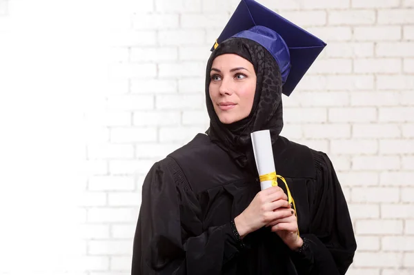 Glücklich Absolvent muslimische Studentin mit Diplom drinnen. — Stockfoto