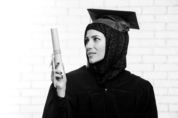 屋内の卒業証書を幸せな大学院イスラム教徒の学生。黒と白の写真. — ストック写真